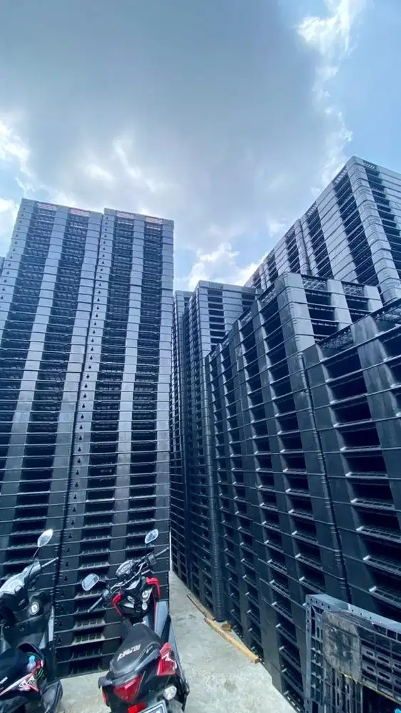 Palet plastik baru dan bekas