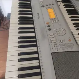 Keyboard YAMAHA PSR E313. Ratusan suara dan rhytm.tuts dan LCD normal