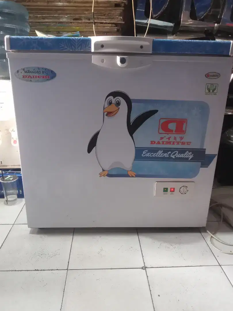 Di jual frezeer box 200 liter merek Daimidsu