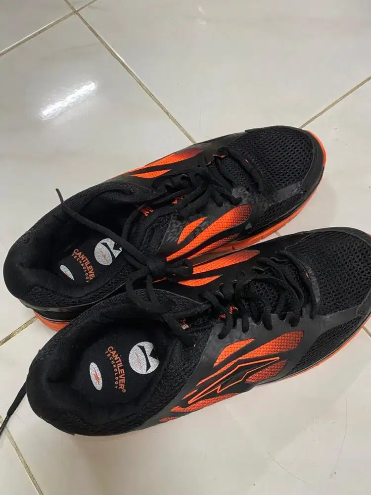 Sepatu lari merk AVIA