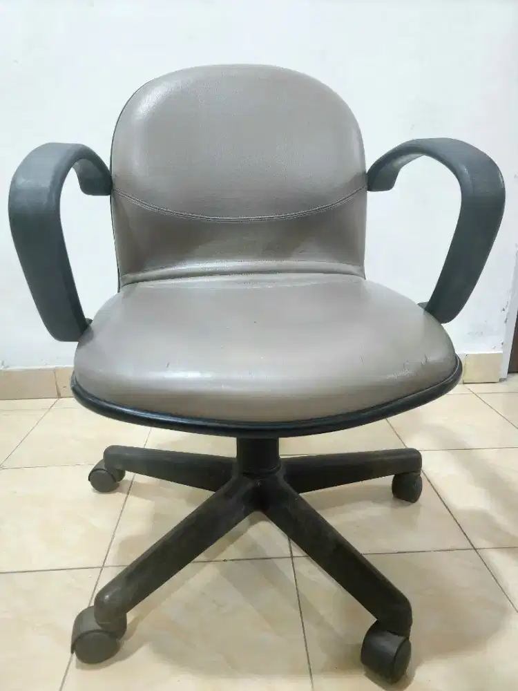 Kursi Kerja Kantor Roda Branded ada Adjustment