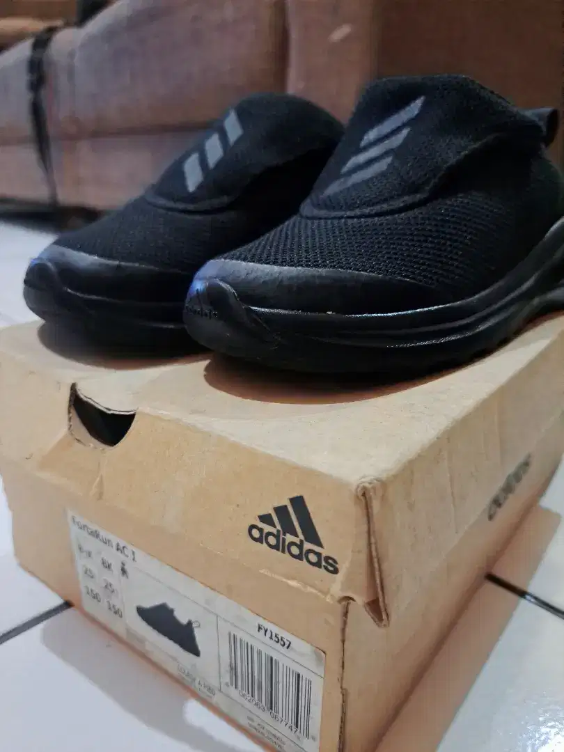 Dijual cepat sepatu adidas uk 8.5(asli)