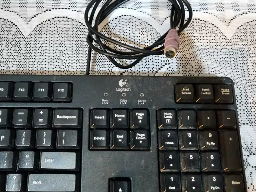 Keyboard Logitech Original 1 Bulan Pakai LIKE NEW