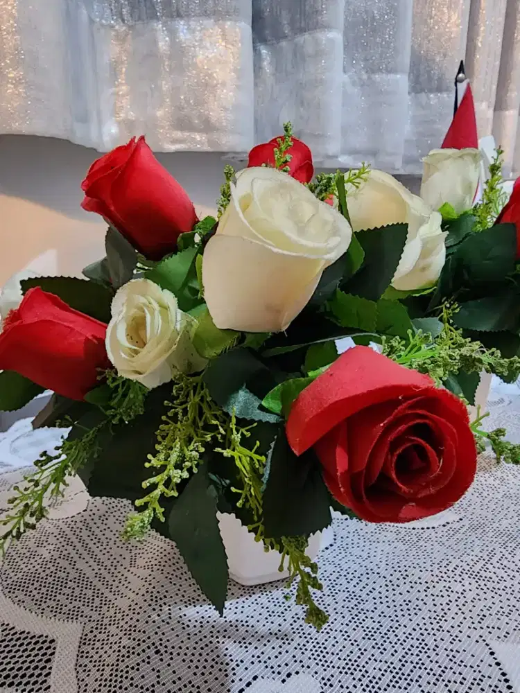 Vas Bunga Sintesis Mawar Merah Putih Vas Keramik Kaca