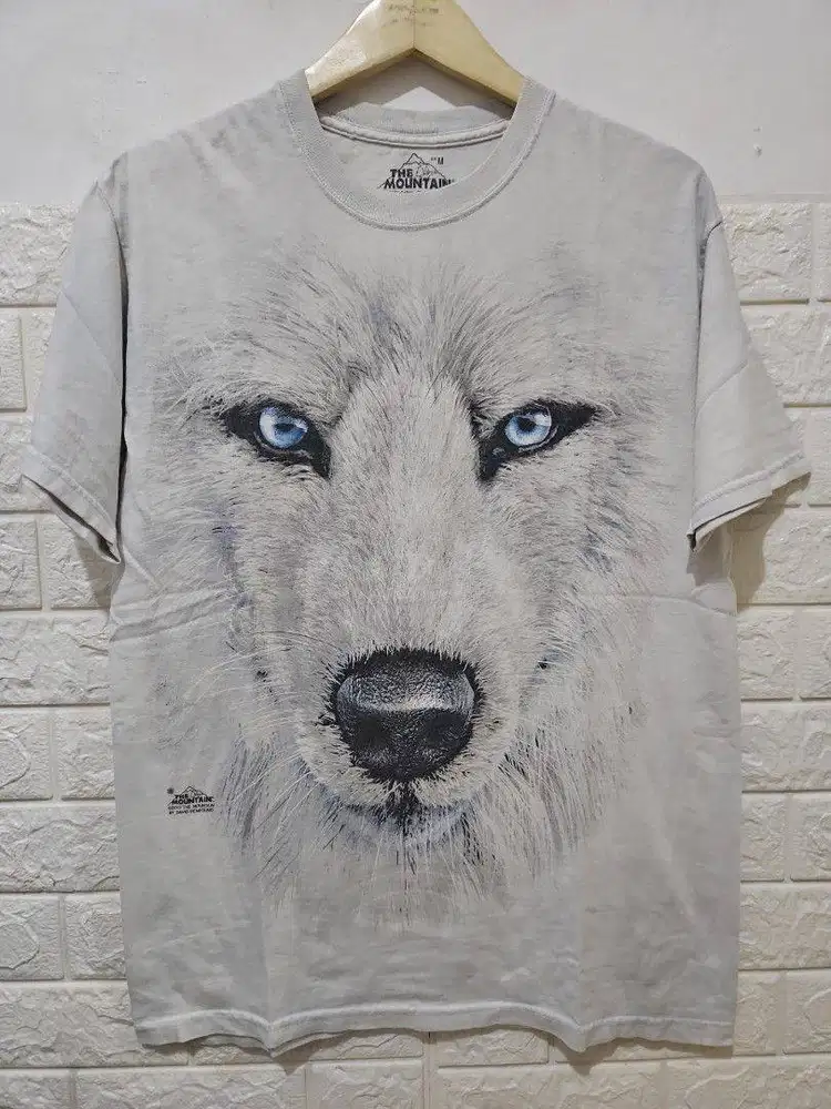 The mountain serigala AOP kaos baju size M