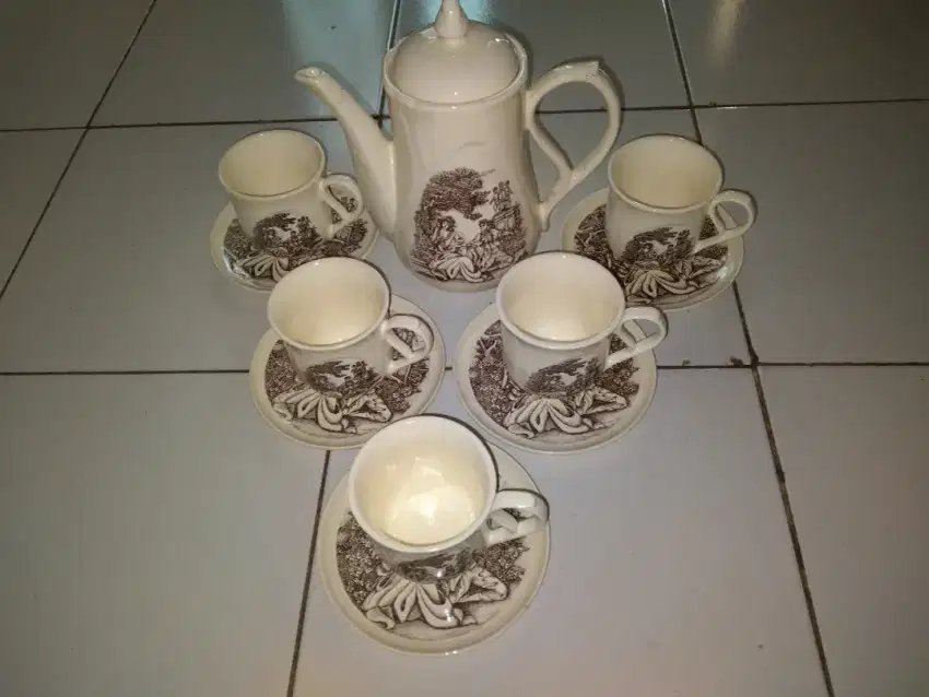 Satu set tea pot + cangkir + tatakan merk Mukura (MECA )