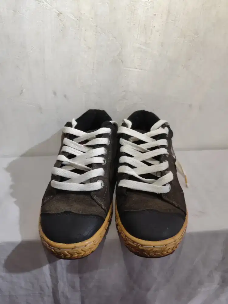 Sepatu bekas second