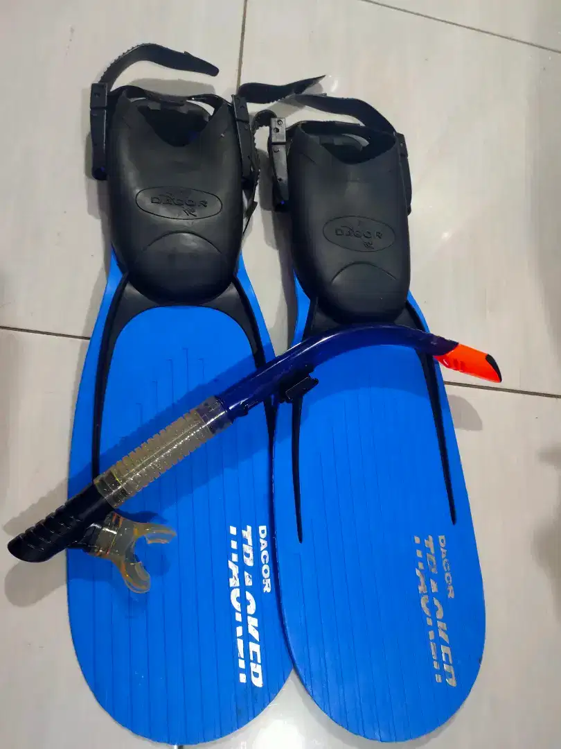 Sepatu dan Alat Pernapasan Snorkling