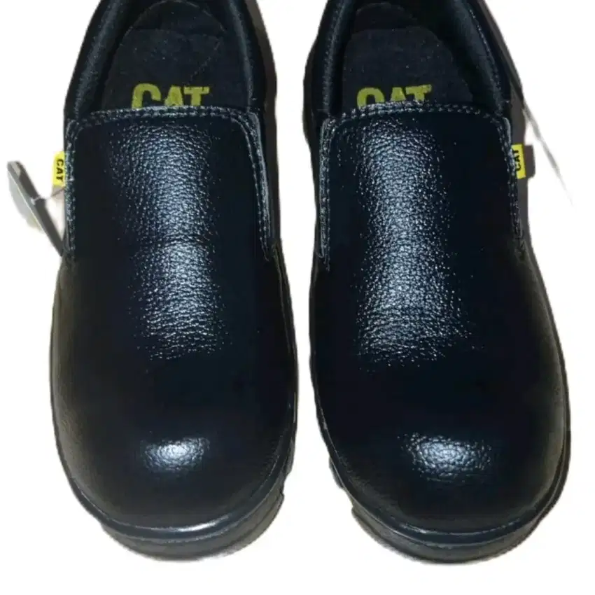 Sepatu safety slip on ujung besi