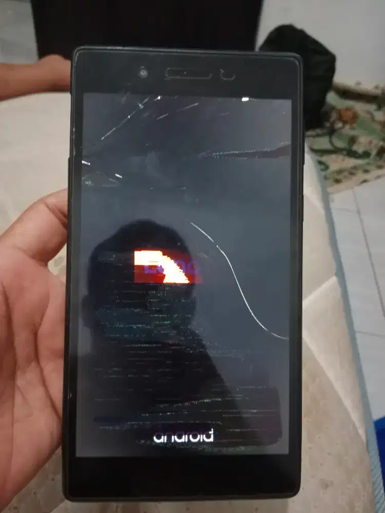 Tab Lenovo ram 2/16 GB kondisi LCD retak. Toucsren bisa layar hitam