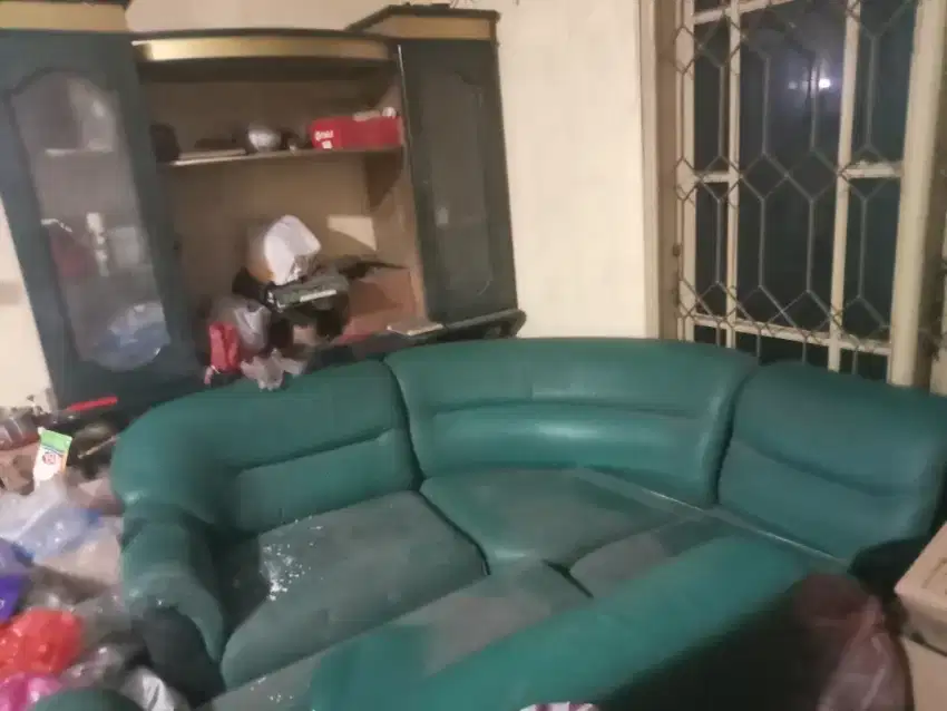 Dijual 1 set lemari pajangan berikut bangku mebel 1 set