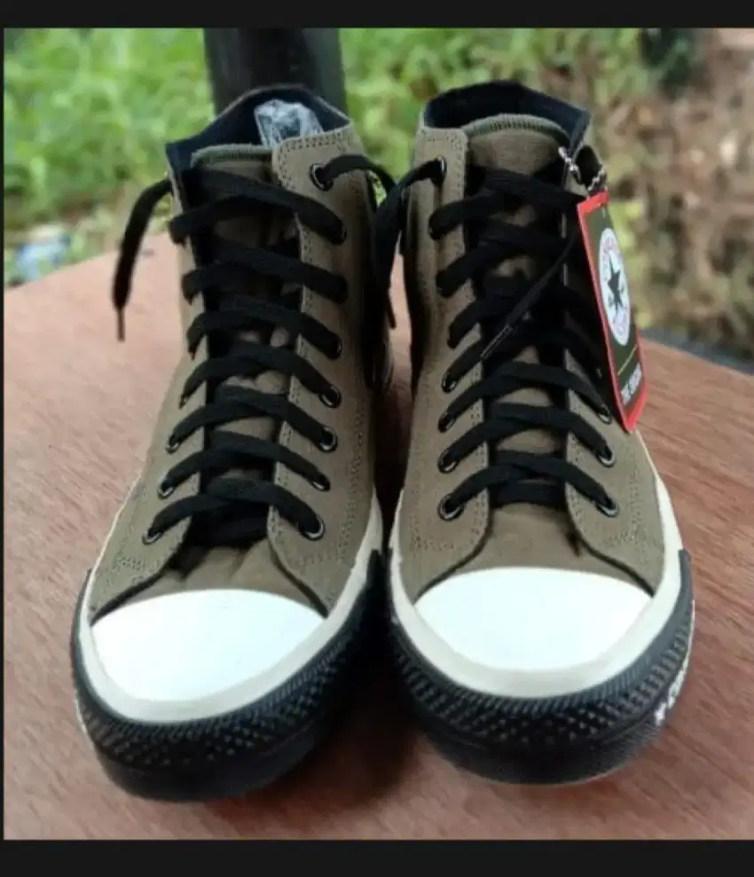 Sepatu converse baru