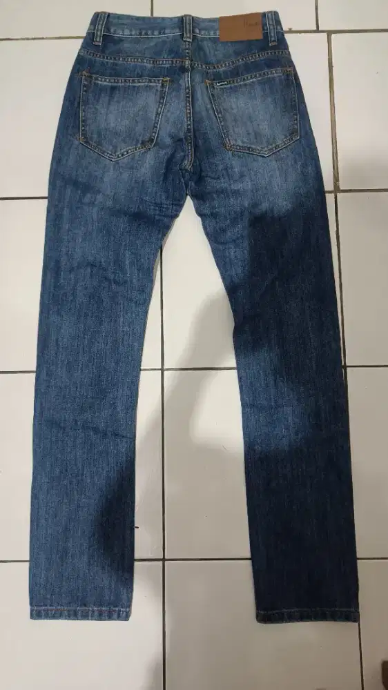 Celana Jeans untuk wanita. Mirip dengan Merk Le**s.