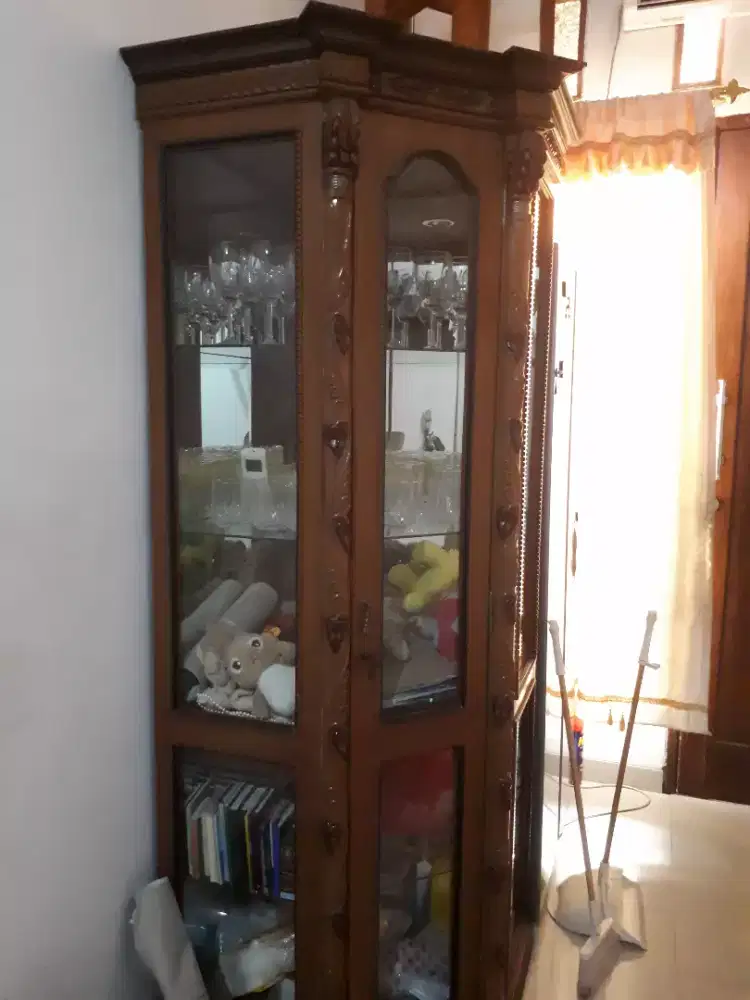 Dijual lemari kaca sudut MULUS