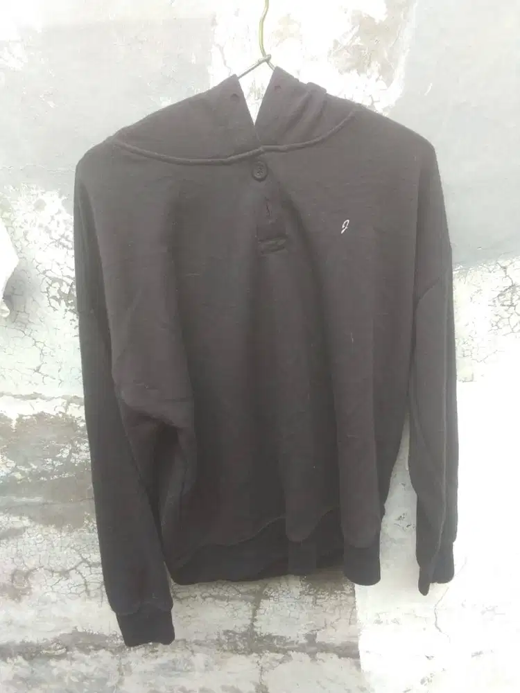 Hoodie hitam tebal thrift