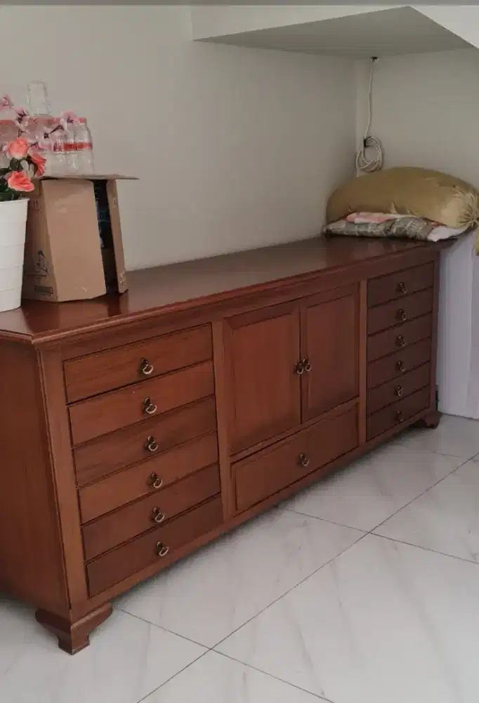 Lemari kayu kamper