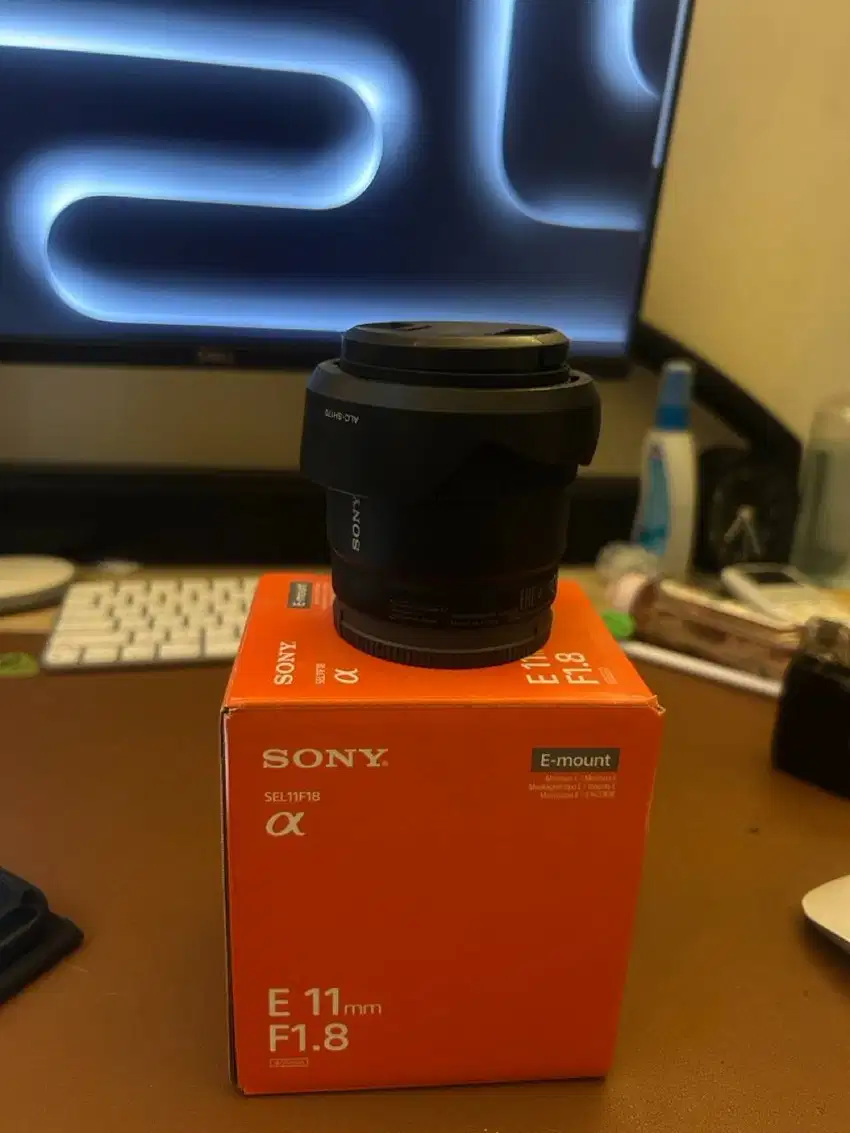 Sony E-mount 11 mm f 1.8 - APSC - Second like new (bonus UV Filter)