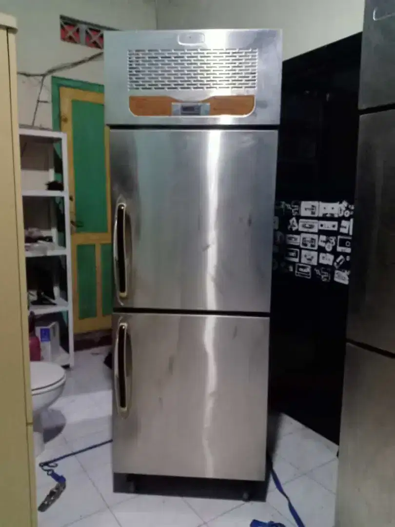 Upright Freezer 2pintu