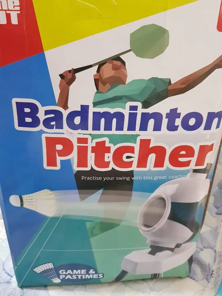 Alat untuk latihan bulutangkis ( badminton pitcher )