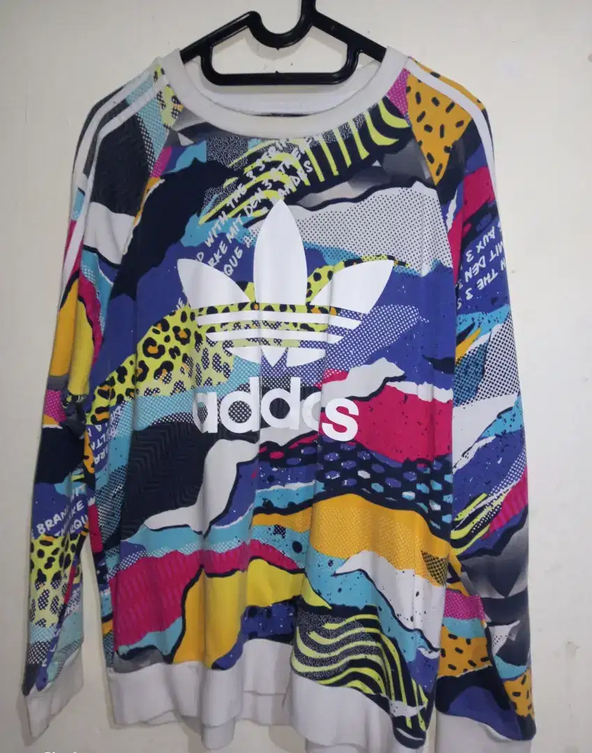 Crew neck Adidas originals size L multicolor print, good condition