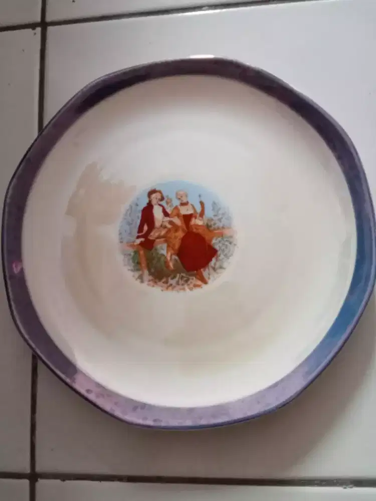 Piring keramik bergambar antik