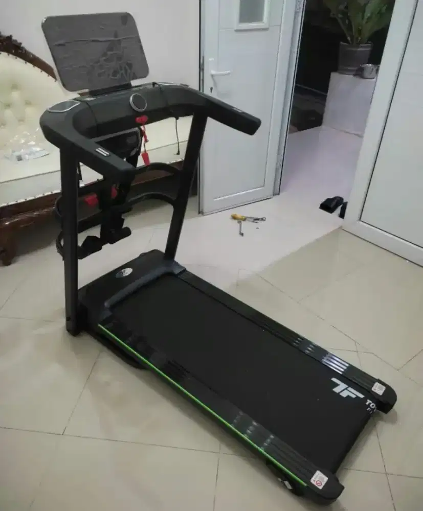 Motorized treadmill 625