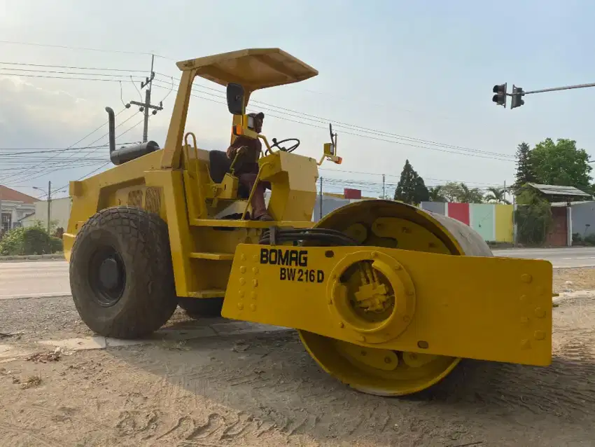 Vibro Bomag BW216 siap