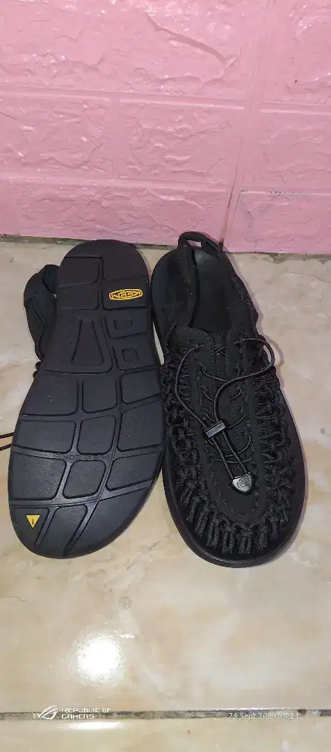 Keen uneek black size 41 & 42