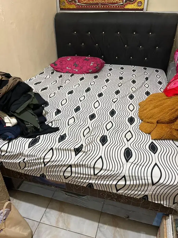 Di jual kasur dipan no 2 masi baru baru di pakai seminggu, karna bu