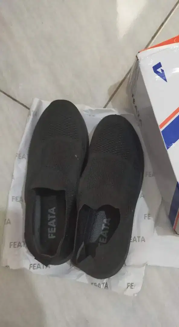 Sepatu ringan polos hitam