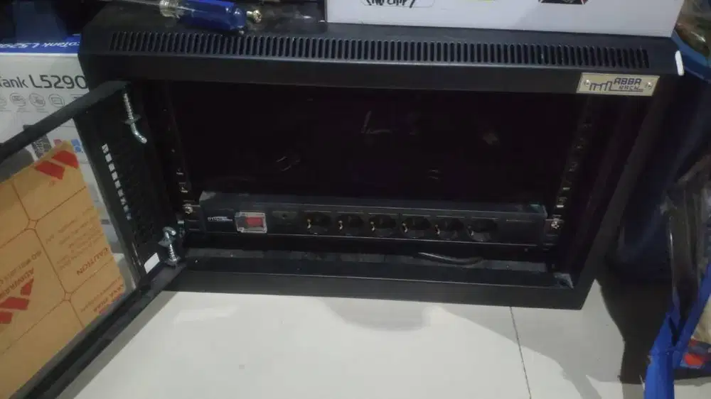 Wallmount Rack Double Door Merk ABBA Rack