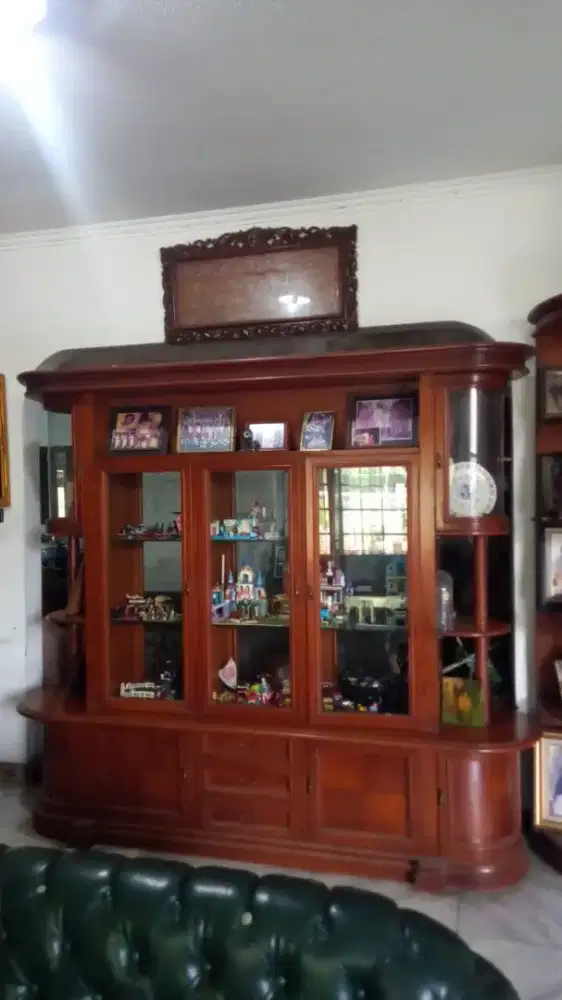 Lemari kaca pajangan