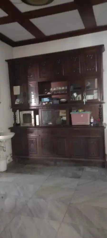 Lemari jati tempat makanan