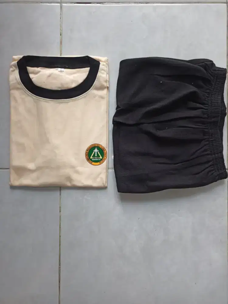 Kaos olah raga SMA petra sby