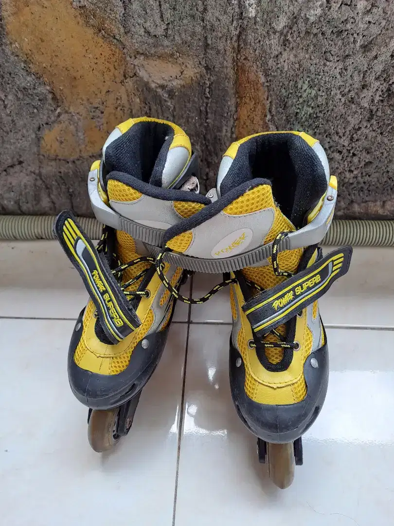 Sepatu roda hitam kuning