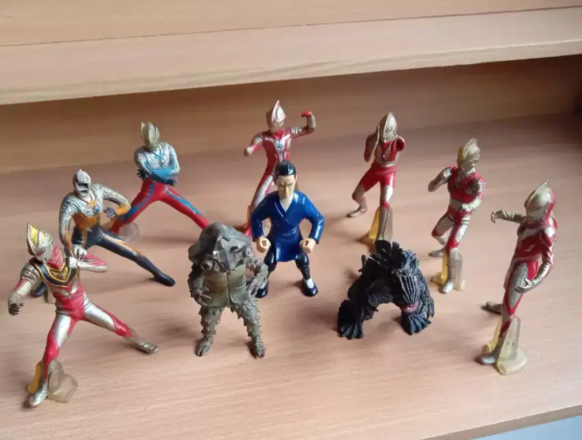 Ultraman + monster satu set