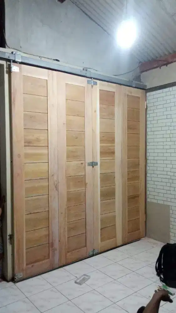 Pintu garasi minimalis kayu jati