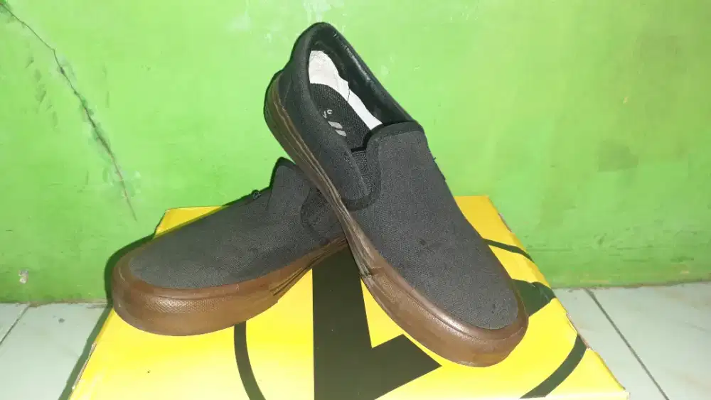 Sepatu Slop Saba Hitam Gum