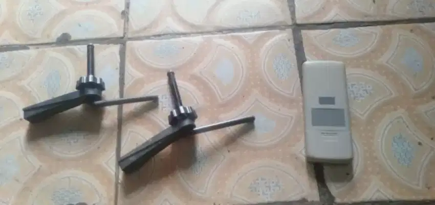 Slhkn plh slh 1 dr se psg alat jepit khusus atau remote ac kond hdp