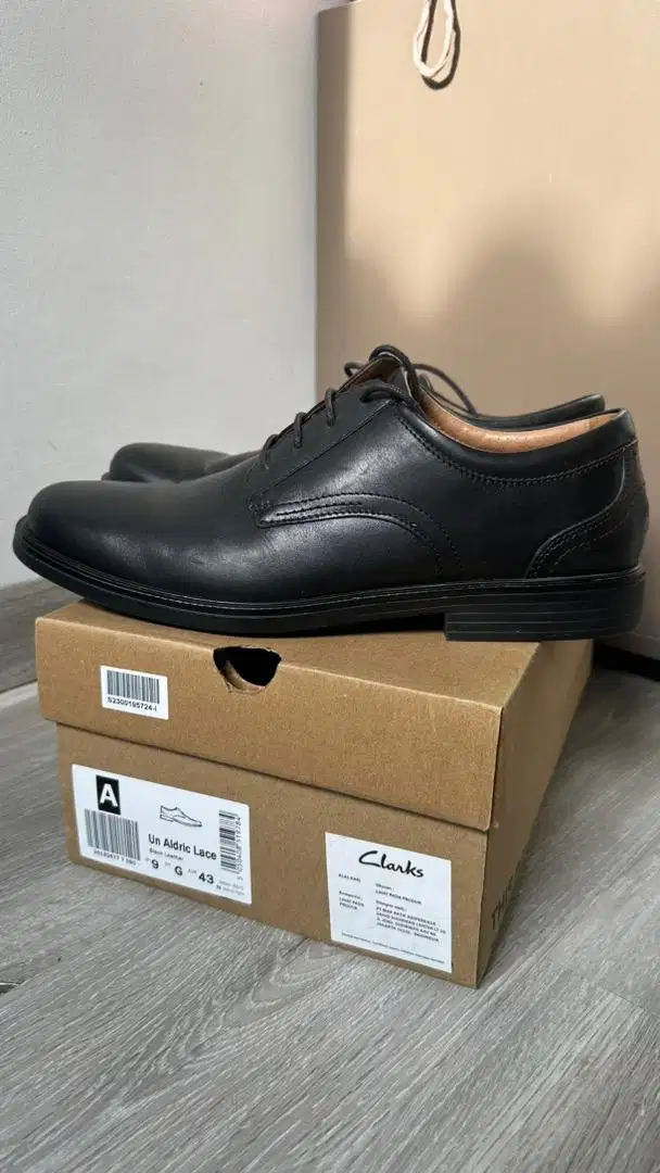 Sepatu Pantofel Clarks size 43 like new