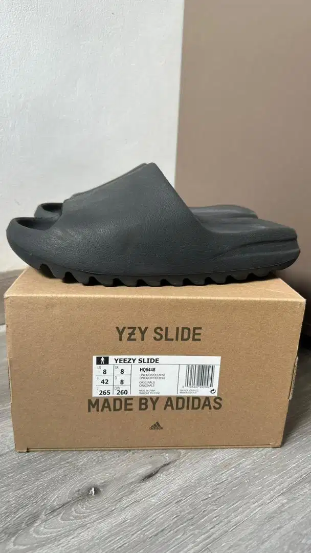 Preloved Yeezy slide onyx black size 42