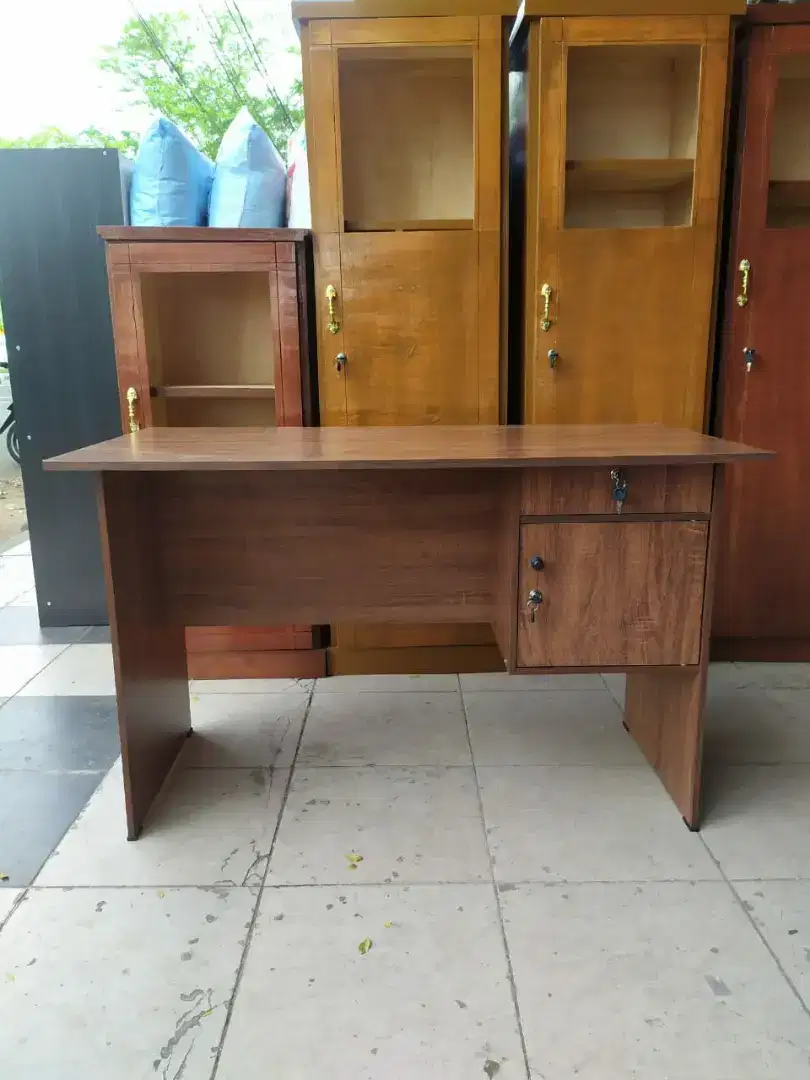 Meja kantor minimalis