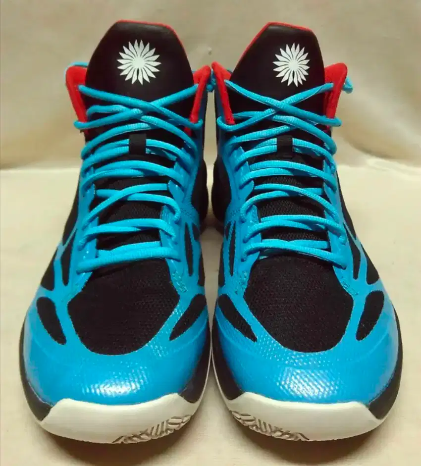 Sepatu basket lining