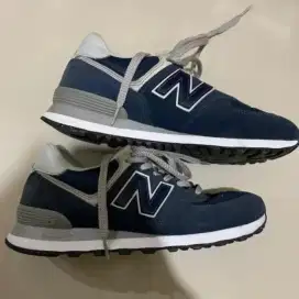 Jual Sepatu NB 574 Biru masih Bagus tapi Second Size 42.5