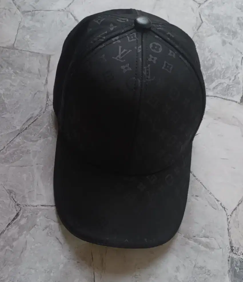 TOPI PRIA HITAM MOTIF LV