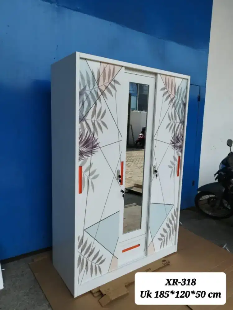 Lemari besi 3 pintu