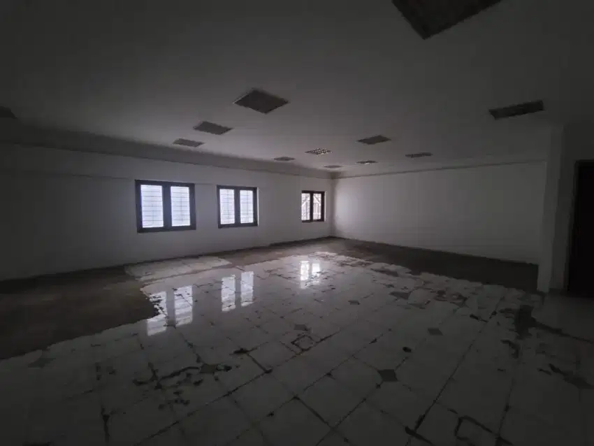 Disewakan Tempat Usaha Ex bank Cocok Untuk Kantor / resto di Buahbatu