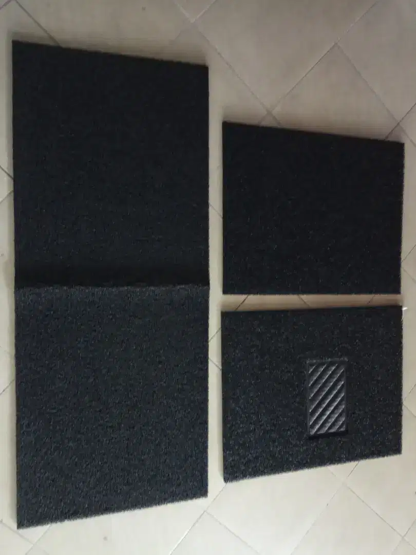 Karpet mie isi 3 pcs tebal warna hitam merah cream