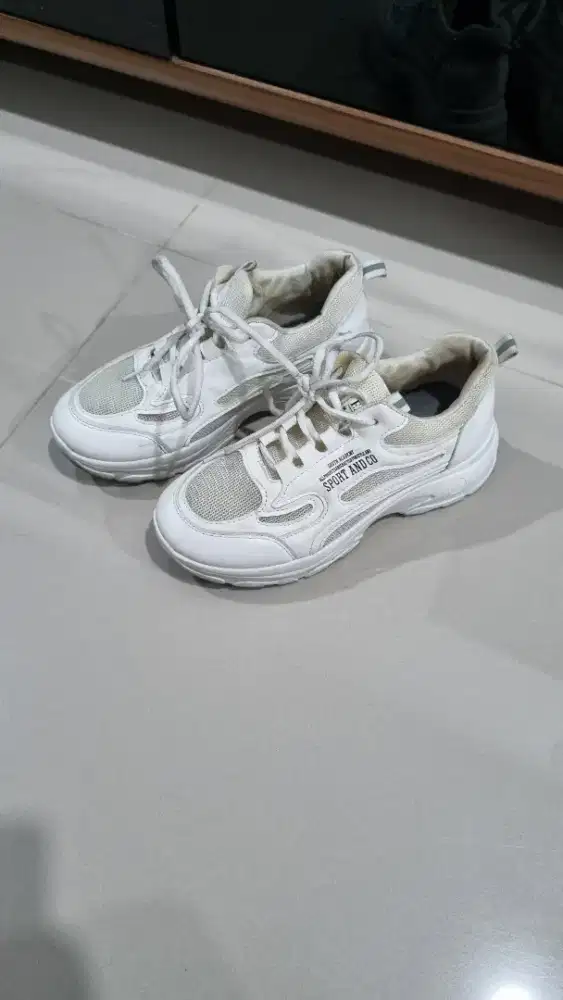 Sepatu kets kekinian