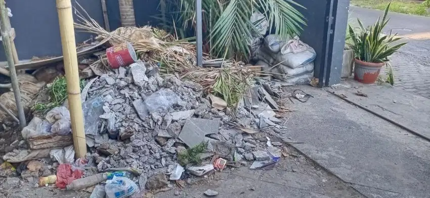 Buang puing urug sampah proyek ranting pohon
